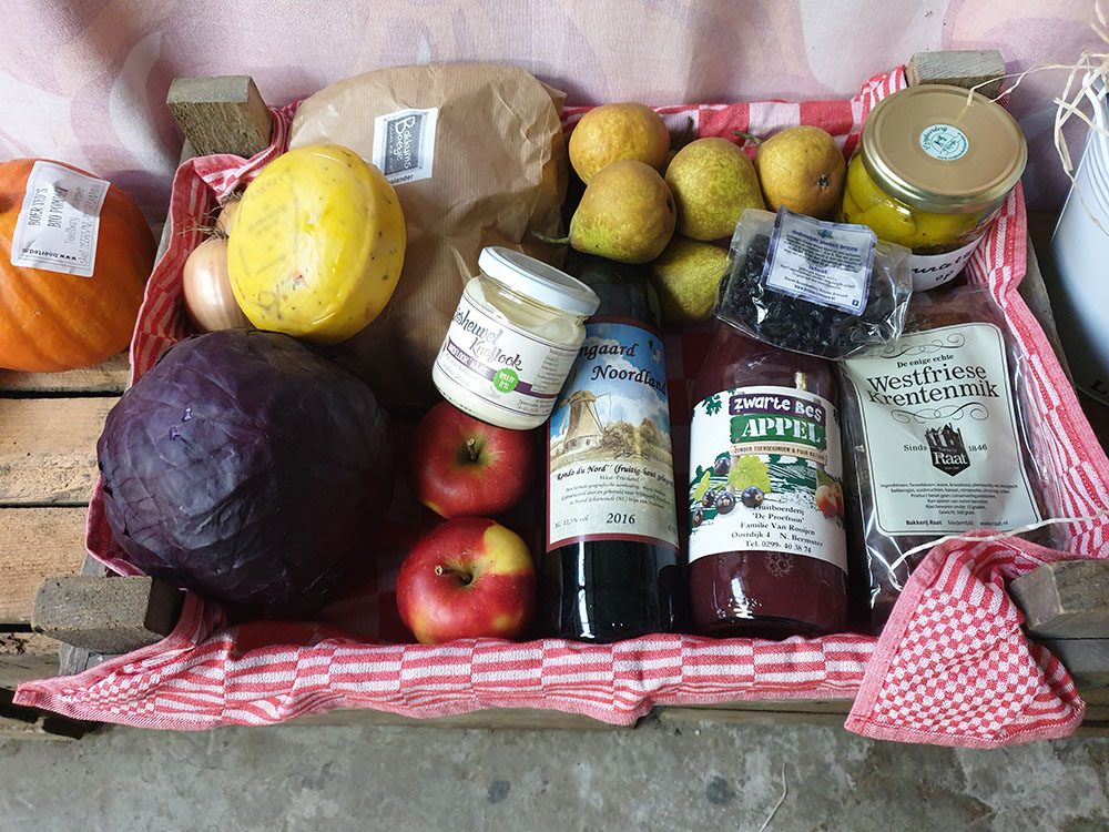 Streekpakket met wijn, jam, appels en kaas
